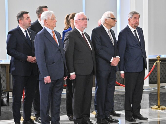 Byli prezesi Trybunału Konstytucyjnego: Bohdan Zdziennicki, Jerzy Stępień, Marek Safjan i&nbsp;Andrzej Zoll podczas "ślubowania" sędzi&oacute;w TK w&nbsp;Sejmie
