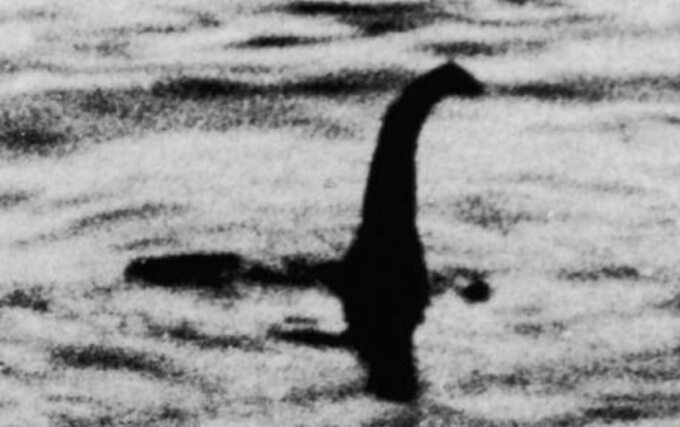 Potwór z Loch Ness. Zdjęcie z 1934 roku przedstawia podobno potwora zwanego Nessie