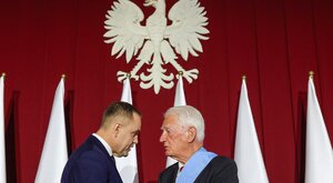Miniatura: Krzysztof Wyszkowski odznaczony Orderem...