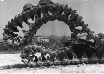 Zerwana przez minę gąsienica czołgu dowódcy 4 Pułku Pancernego "Skorpion" płk. Stanisława Glińskiego. W tle Ankona. 