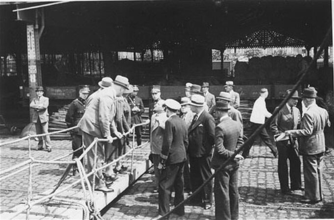 Kapitan statku St. Louis Gustav Schröder negocjuje z belgijskimi urzędnikami w porcie w Antwerpii pozwolenia na lądowanie dla pasażerów