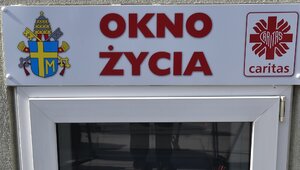 Miniatura: Warszawa: Chłopiec w Oknie Życia u sióstr...