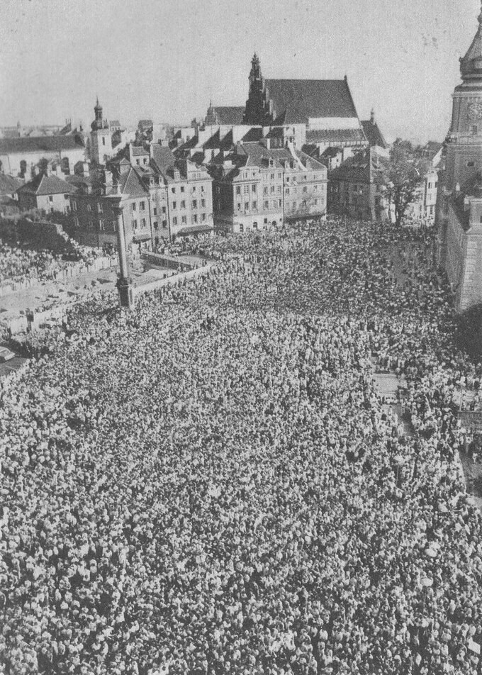 Spotkanie Jana Pawła II z młodzieżą przed kościołem św. Anny w Warszawie, widok z wieży kościoła na plac Zamkowy, 3 czerwca 1979