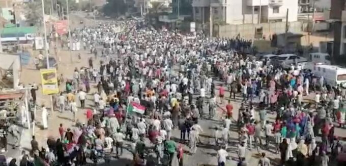 Zamach stanu w Sudanie. Demonstracja na ulicach Chartumu (zrzut ekranu: Rasd Sudan Network)