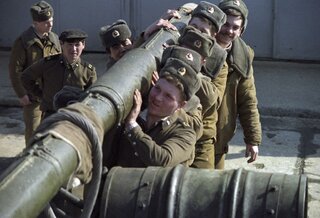 Sowieccy żołnierze opuszczający Czechy, 1990 rok