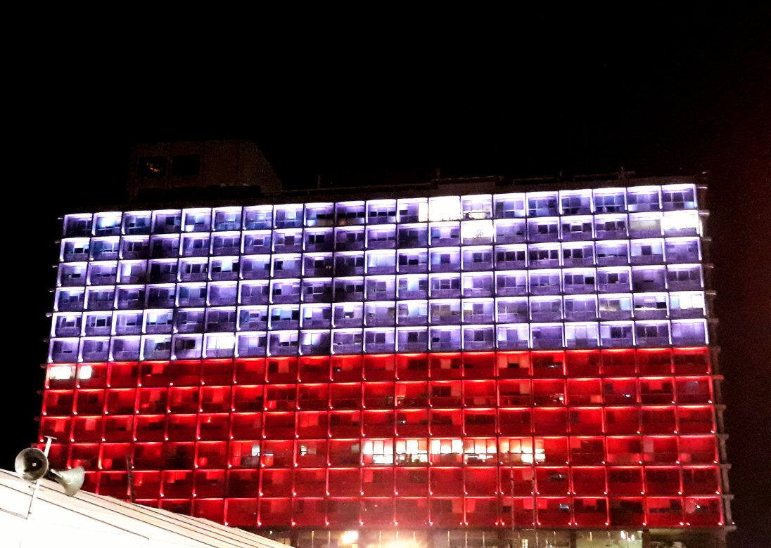 Ratusz w Tel Awiwie rozświetlony na biało-czerwono - Izrael świętuje 100-lecie razem z nami! 