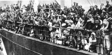 Statek przewożący polskich żołnierzy i&nbsp;cywilnych uchodźc&oacute;w przybywa do&nbsp;Iranu ze&nbsp;Związku Sowieckiego, 1942