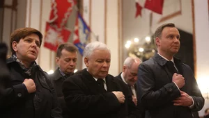 Miniatura: Kaczyński i Duda na kolana