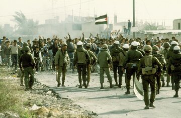 Izraelscy żołnierze i&nbsp;palestyńscy protestujący podczas pierwszej intifady w&nbsp;1987 roku