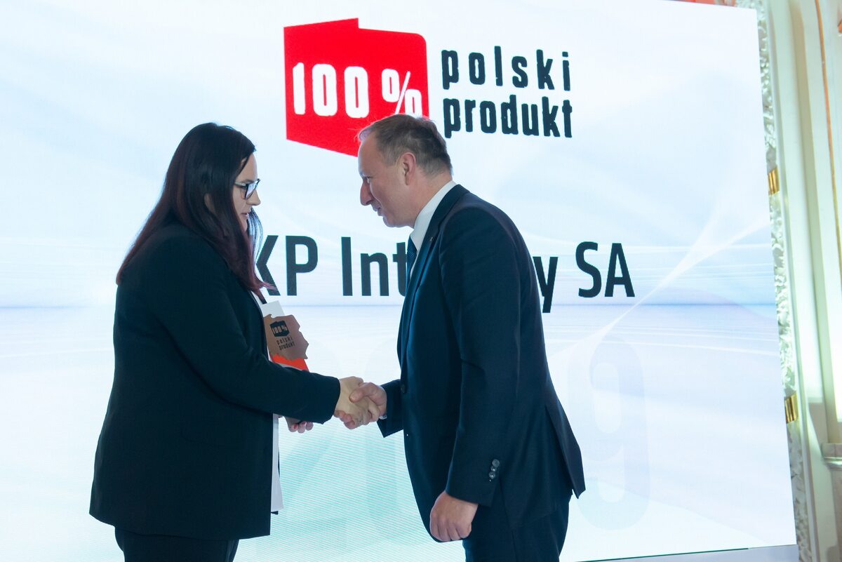 Podczas uroczystej gali zorganizowanej w hotelu Polonia Palace w Warszawie, wręczono nagrody w konkursie 100% Polski Produkt organizowanym przez tygodnik „Do Rzeczy”. 