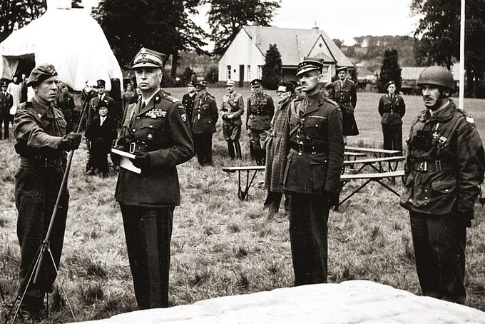 Gen. Kazimierz Sosnkowski i gen. Stanisław Sosabowski z żołnierzami 1. Samodzielnej Brygady Spadochronowej
