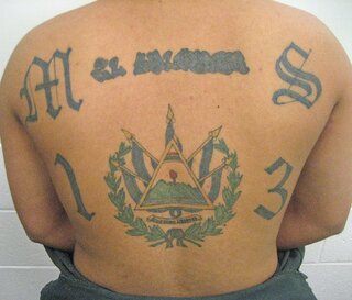 Członek salwadorskiej organizacji MS-13 (Mara Salvatrucha) z charakterystycznym tatuażem będącym znakiem rozpoznawczym tej mafii