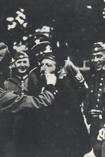 Niemcy znęcają się nad Żydem, wrzesień 1939