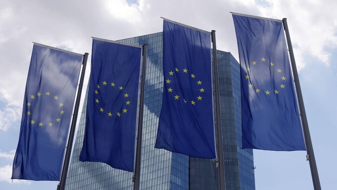 Flaga Unii Europejskiej przed siedzibą Europejskiego Banku Centralnego