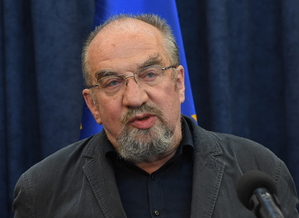 Prof. Modzelewski: Rząd dał szansę przetrwania firmom, których dawno by...