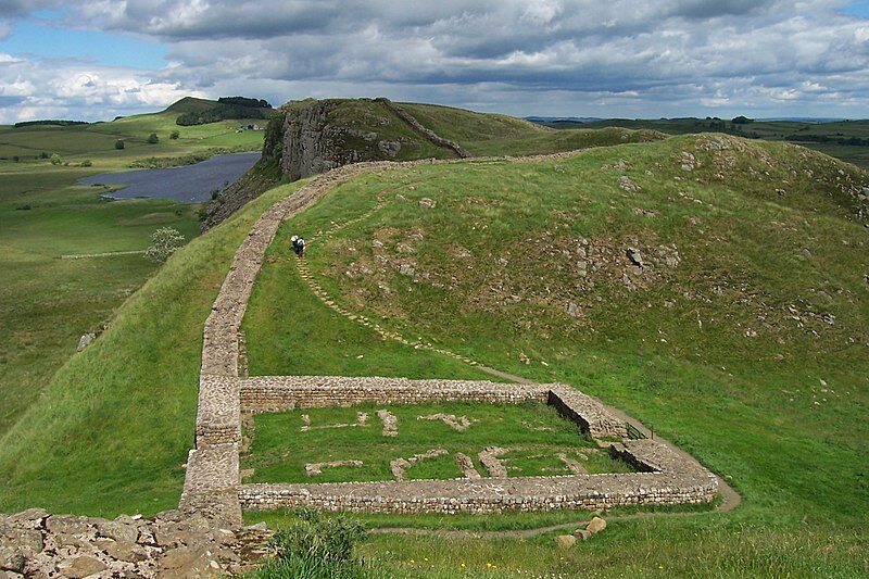 Najsłynniejszy starożytny mur znajdujący się w Anglii to Wał Hadriana. Jak nazywa się drugi ze słynnych murów?