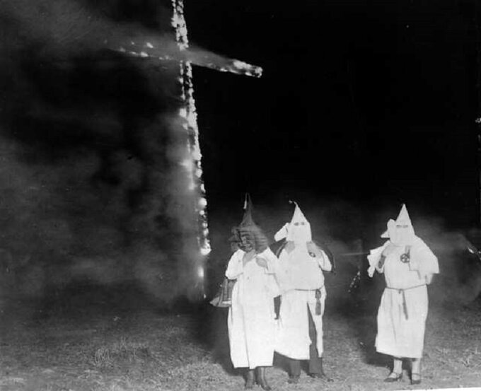 KKK podczas palenia krzyża w Kolorado, 1921 r.