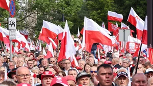 Miniatura: Tysiące osób na ulicach Warszawy....