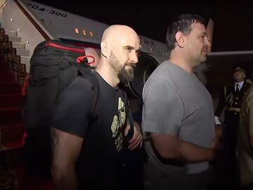 Paweł Rubcow (z lewej) na&nbsp;lotnisku w&nbsp;Rosji