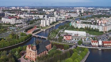 Kaliningrad, na&nbsp;pierwszym planie zabytkowa katedra luterańska