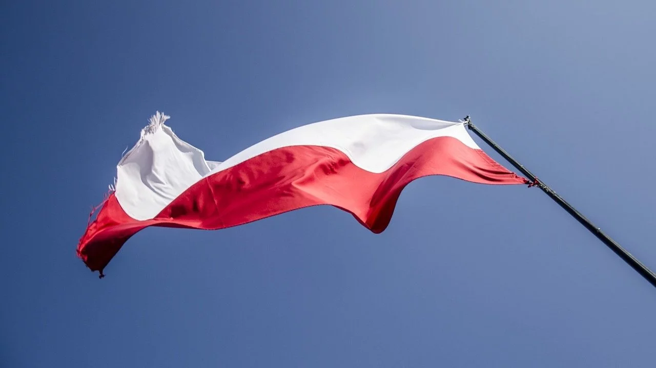 Jaki kolor ma polska flaga, ile lat ma hymn? Polskie symbole narodowe. Co o nich wiesz?