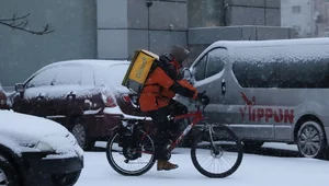 Miniatura: Mróz utrudnia pracę kurierów. Związki...