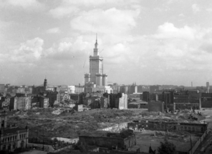 PKiN górował nad zburzonymi warszawskimi budynkami; 1954 rok