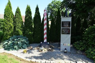 Pomnik przy kościele w Świątnikach upamiętniający poległych żołnierzy KOP oraz formacji granicznych