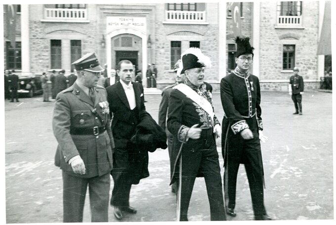 Michał Sokolnicki (drugi od prawej) w okresie służby dyplomatycznej w Ankarze, zbiory MHP