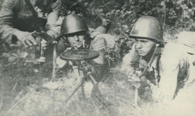 Jerzy Popiełuszko (z prawej) podczas ćwiczeń na poligonie. Ze zbiorów Ośrodka Dokumentacji Życia i Kultu bł. Księdza Jerzego Popiełuszki Archiwum Parafii św. Stanisława Kostki