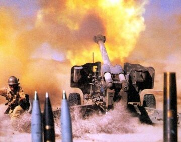 Irańscy żołnierze strzelają z&nbsp;haubicy D-20 kal. 152 mm. Wojska iracko-irańska, lata 80
