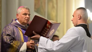 Miniatura: Polski biskup oddał mieszkanie uchodźcom....