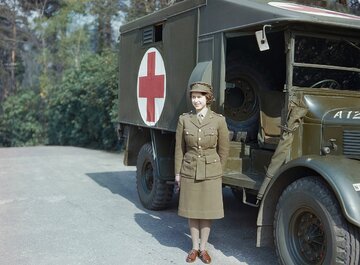 Przyszła kr&oacute;lowa Elżbieta II&nbsp;w&nbsp;mundurze Auxiliary Territorial Service, 1945
