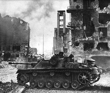 Niemieckie działo pancerne StuG III&nbsp;Ausf. G podczas walk o&nbsp;Polską Wytw&oacute;rnię Papier&oacute;w Wartościowych.