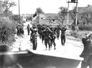 Bitwa pod&nbsp;Falais. Niemcy poddają się Kanadyjczykom w&nbsp;Saint-Lambert, 19 sierpnia 1944&nbsp;r.