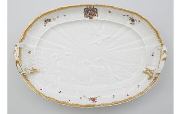 P&oacute;łmisek owalny, Kr&oacute;lewska Manufaktura Porcelany w&nbsp;Miśni, 1741, model Johann Friedrich Eberlein (1696-1749) z&nbsp;1740&nbsp;r. Porcelana malowana naszkliwnie, złocona relief