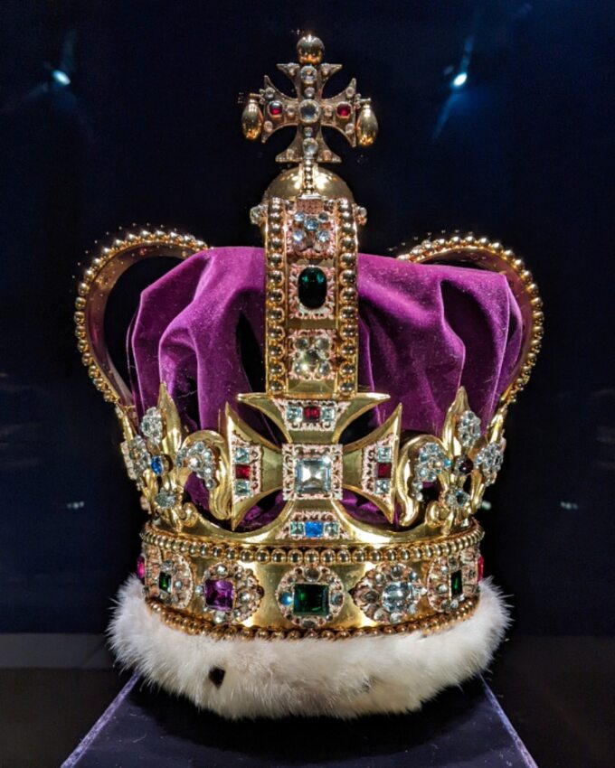 Korona św. Edwarda. Korona koronacyjna monarchów brytyjskich od XIII wieku. Ta korona wykonana została w poł. XVII wieku. Oryginalna została przetopiona w czasie rewolucji Cromwella. Korona waży ponad 2,2 kg.