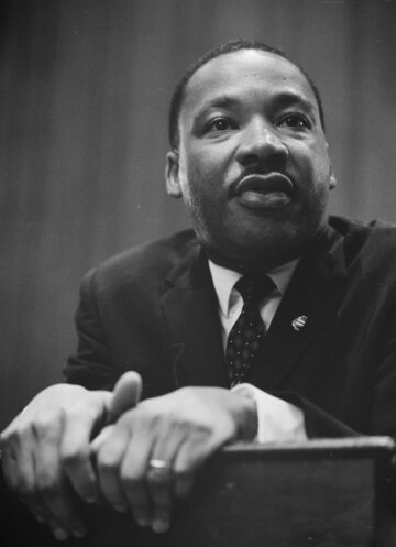 Martin Luther King podczas konferencji prasowej, 1964&nbsp;r.