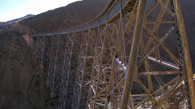 Stalowy most kolejowy La Polvorilla w prowincji Salta w Argentynie.