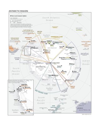 Antarktyda -&nbsp;mapa stacji polarnych oraz&nbsp;granic roszczeń terytorialnych poszczeg&oacute;lnych państw
