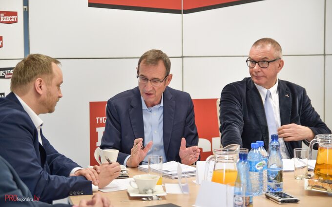 Na zdjęciu od lewej: p. Grzegorz Prądzyński Prezes zarządu Polska Izba Ubezpieczeń; p. Adam Abramowicz Poseł Prawo i Sprawiedliwość