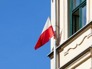 Flaga Polski na&nbsp;budynku