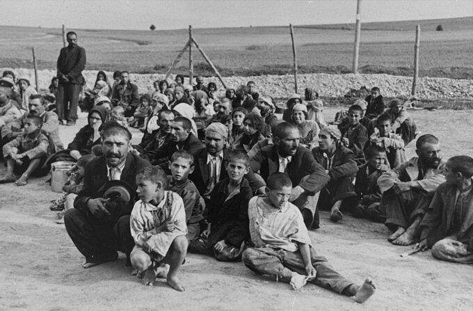Ludność romska w obozie w Bełżcu.