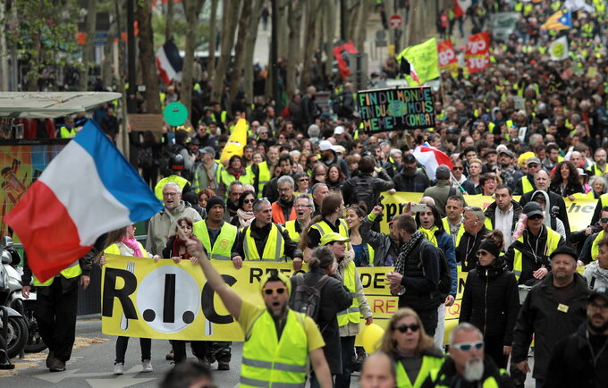 Poch&oacute;d tzw. "ż&oacute;łtych kamizelek" w&nbsp;Paryżu