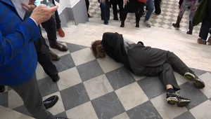 Miniatura: Jęki, tarzanie po podłodze, dziwne krzyki....