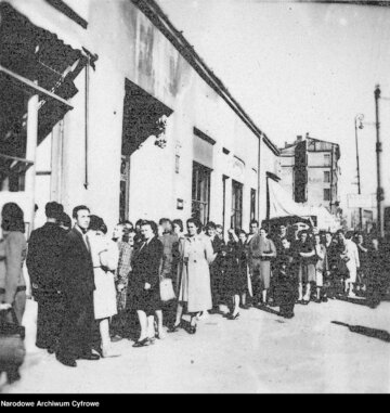 Kolejka do&nbsp;sklepu. Warszawa, 1948 rok