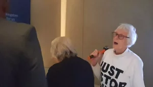 Miniatura: Klimatyczne babcie ruszyły z młotkiem na...