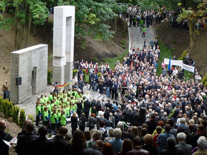 Uroczystość przy lwowskim pomniku zamordowanych profesorów, 2011 r.