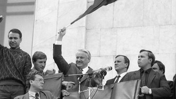 Moskwa, 1991&nbsp;r. Prezydent Rosji Borys Jelcyn i&nbsp;Giennadij Burbulis (pierwszy z&nbsp;prawej obok Jelcyna)