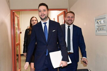 Patryk Jaki podczas debaty ogłosił, że jeżeli zostanie prezydentem Warszawy, to wystąpi ze swojej partii. Kandydat Zjednoczonej Prawicy zaproponował Trzaskowskiemu, aby ten uczynił podobnie, ale polityk PO odmówił. 